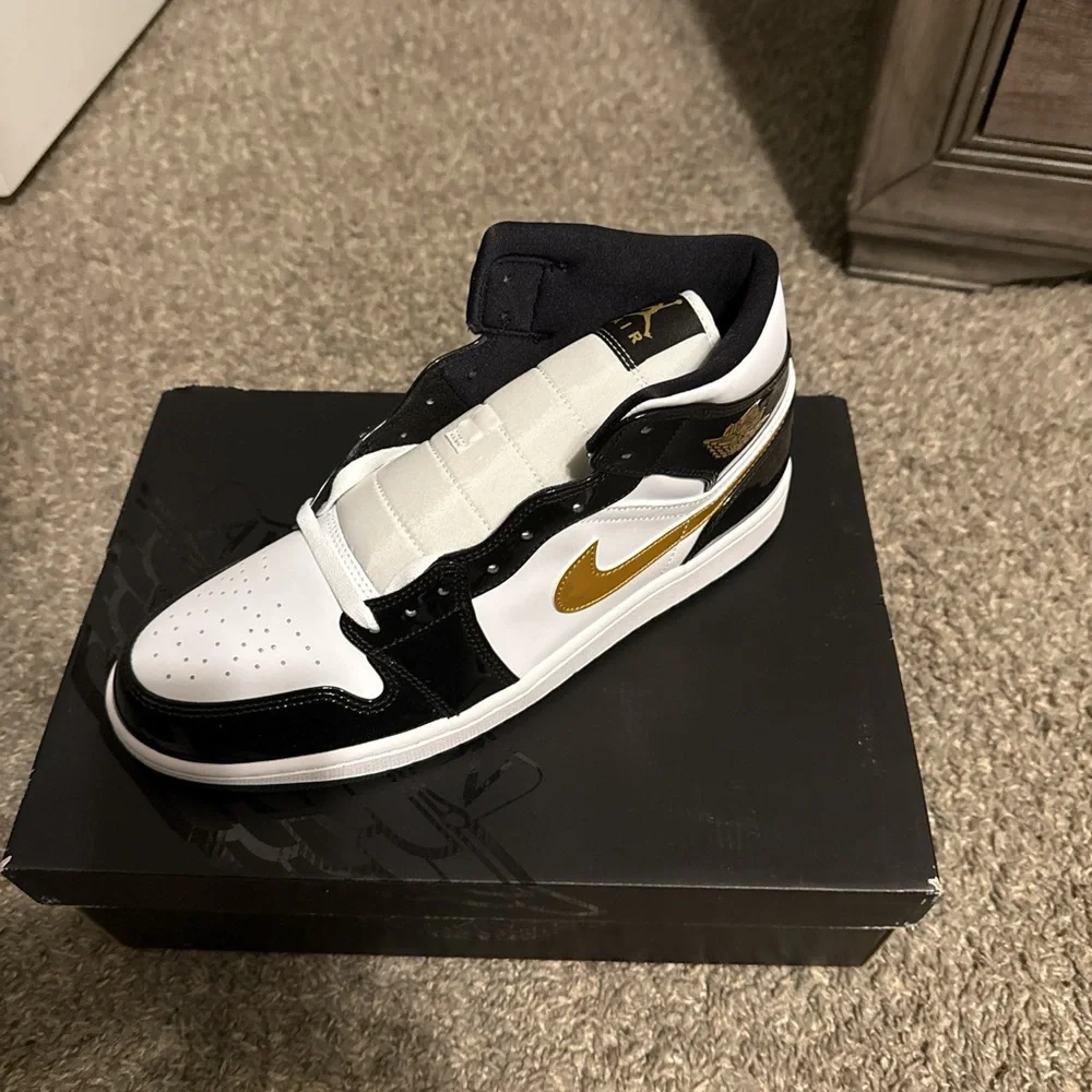 Jordan Air Mid SE in Black and Gold - Picture 4 of 5